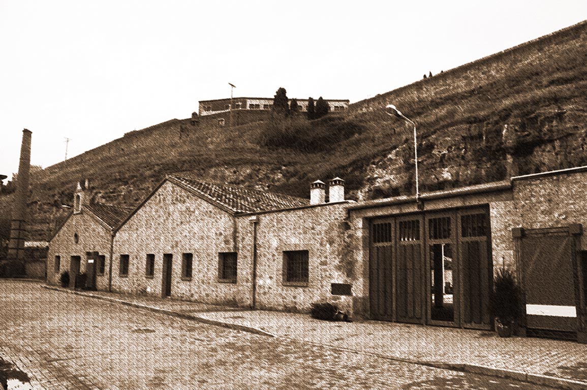 Vista exterior del Albergue La Concha junto al río Águeda
