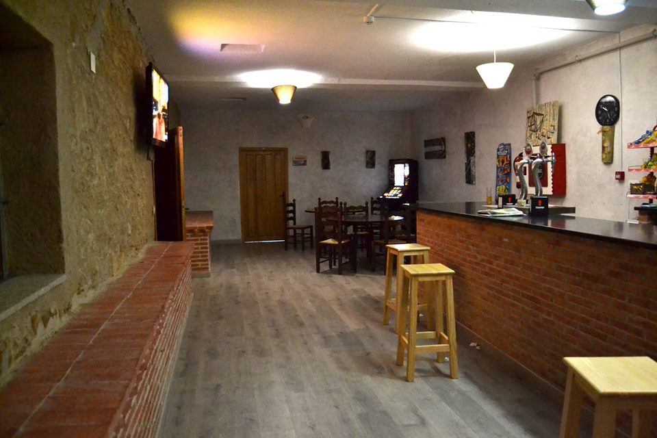Barra de la cafetería del Albergue La Concha con taburetes