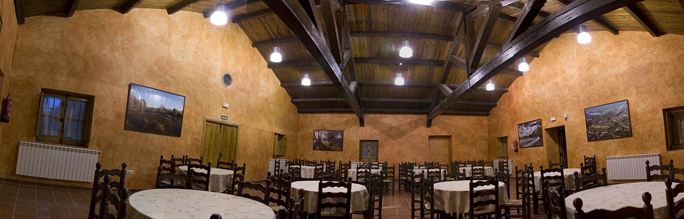 Salón comedor del Restaurante La Concha con mesas preparadas
