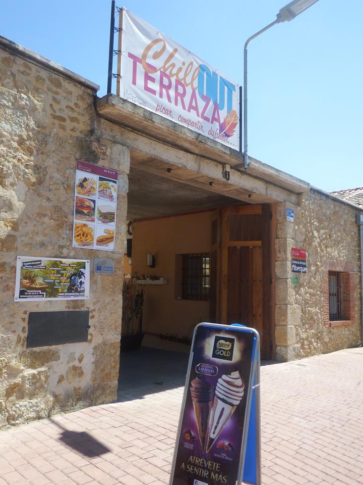Terraza exterior con mesas y sillas junto al río Águeda